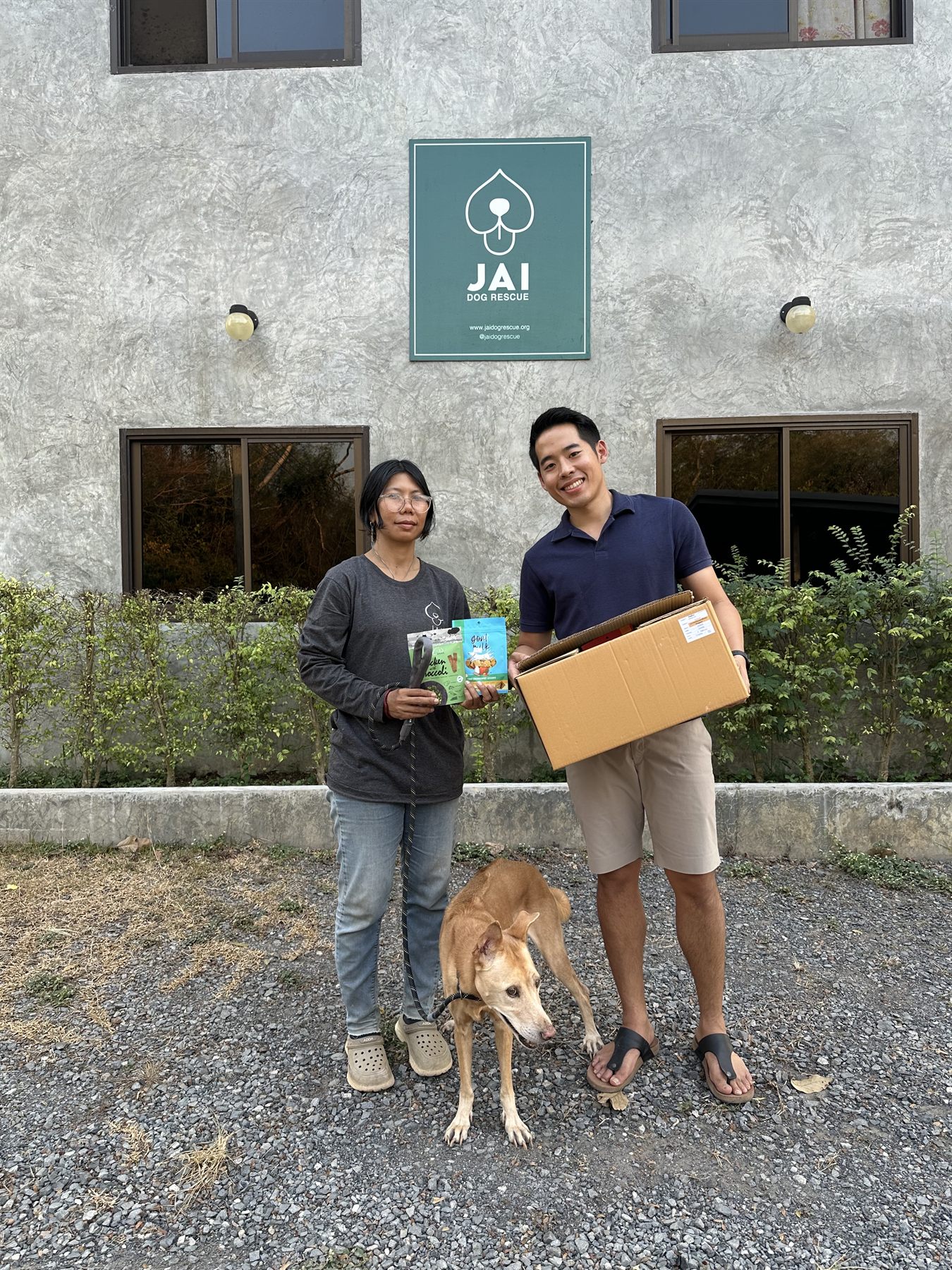 Witdiwat donating to Jai Dog Rescue